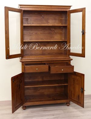 Credenza con alzata stile classico in legno massello di noce con gambe a cipolla e 2 ante a vetro